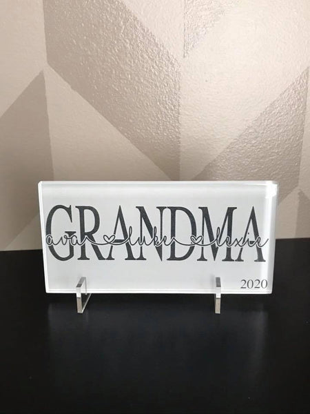 Custom MOM tile with names of kids